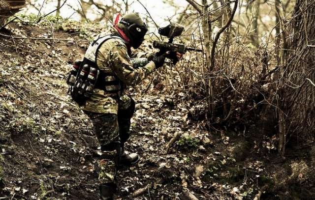 Camuflado entreb bla maleza